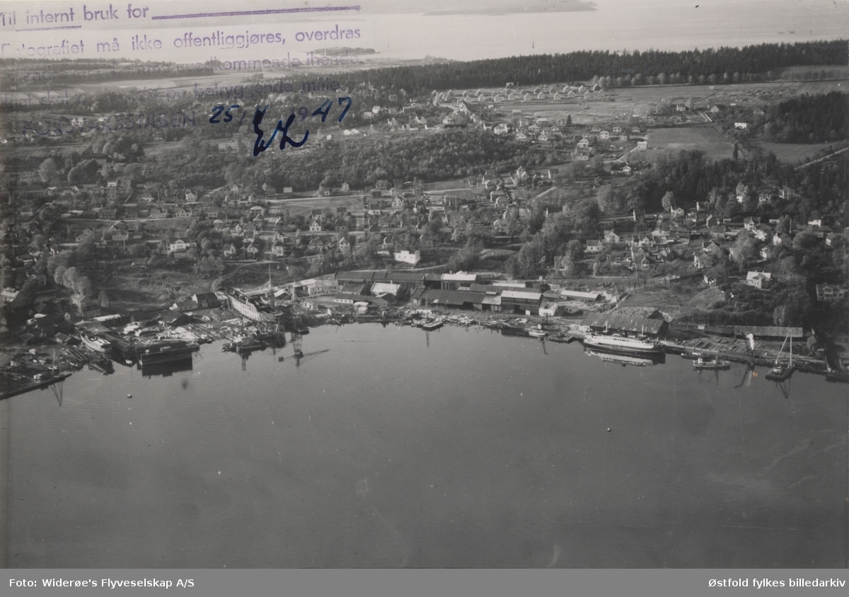 Oversiktsbilde av Moss dokk og verft på Jeløya. Flyfoto 1947.