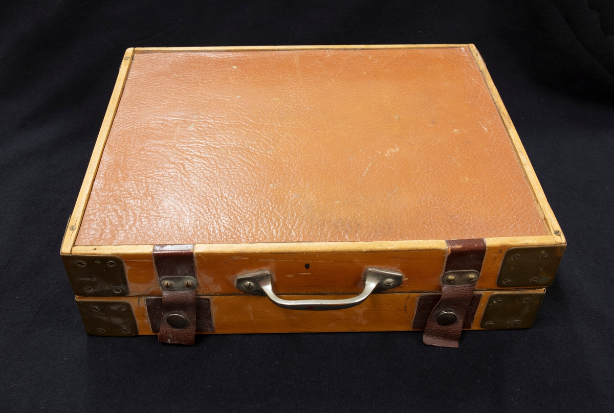Hemmatillverkad låda med olika stämningsverktyg för pianostämning.