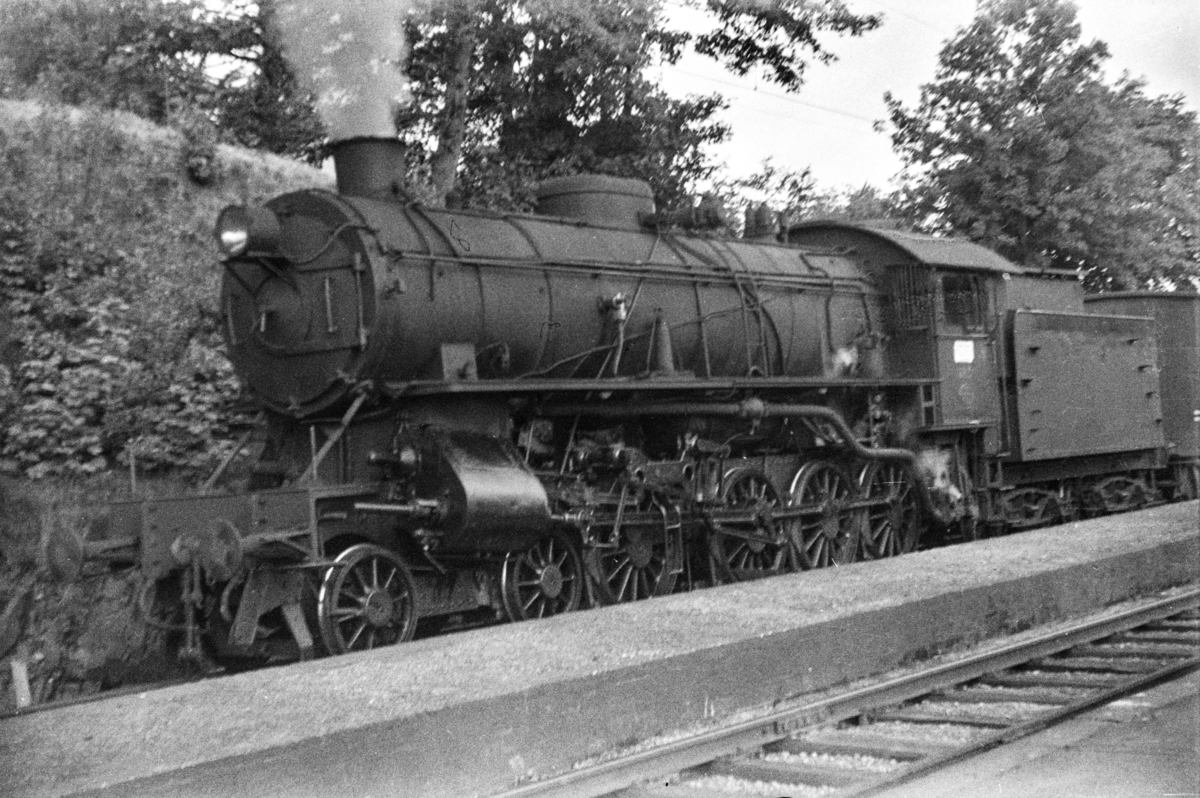 Damplokomotiv type 31a nr. 285 med godstog på Minde stasjon.