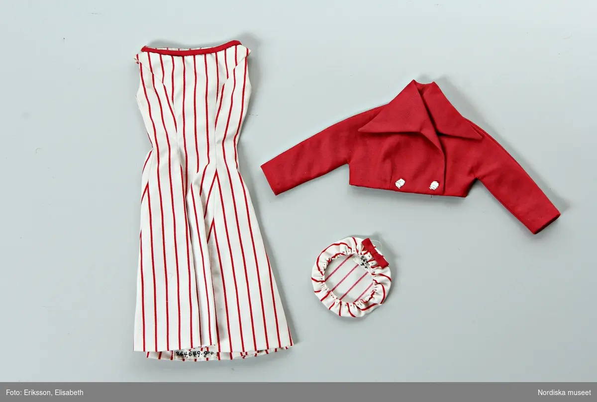 Katalogkort: 
g) 1-2 1) klänning
           2) jacka, bomull, vit-och rödrandig, mössa.