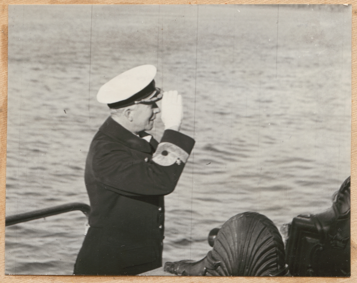 Chefen för marinen viceamiral Strömbeck inspekterar Fylgia. Han följer en dags övnigar.