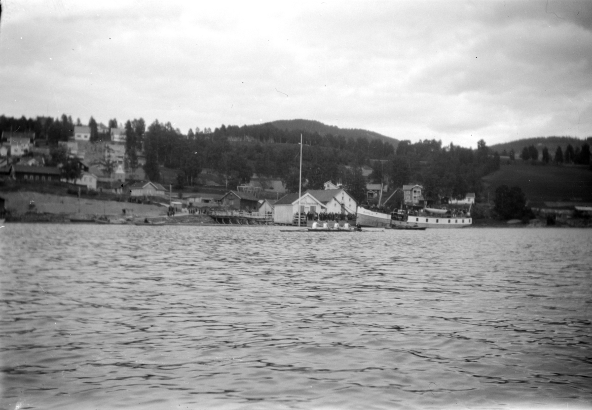 Roere på Mjøsa ved Lillehammer Brygge. D/S 