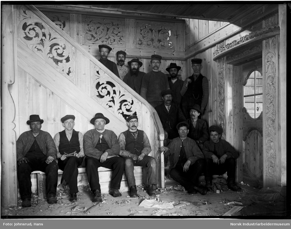 Håndverkere i trappeoppgangen på Tunga gård. Antagelig 1908