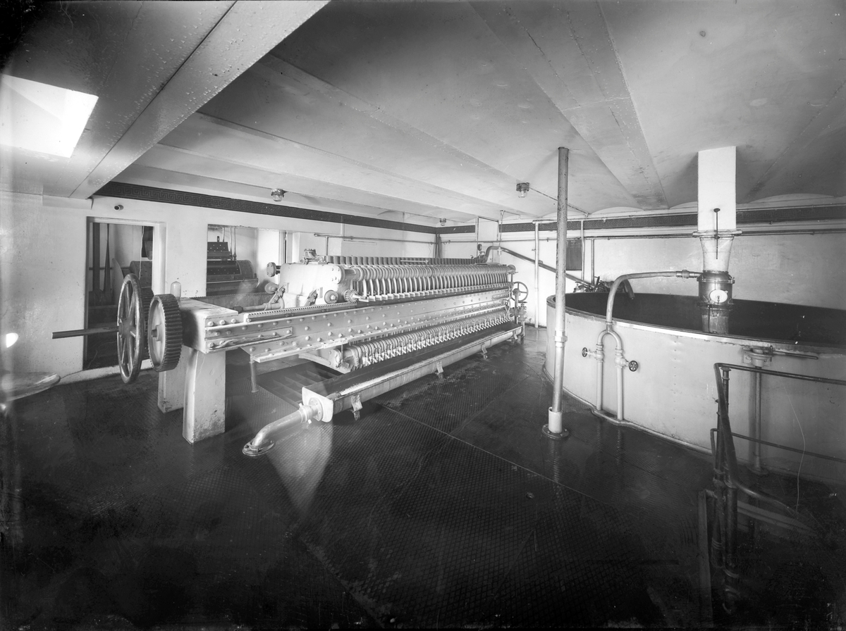 Interiør med maskiner fra E.C. Dahls Bryggeri på Kalvskinnet (Sukkerhuset)