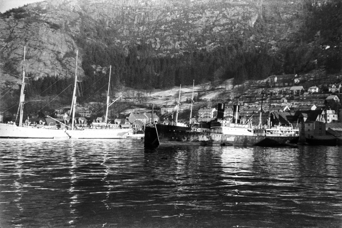 Dampskip ved bryggen i Sandviken. Til høyre DS Fanaraaken, bak DS Firda. Til venstre SS Statsraad Lehmkuhl