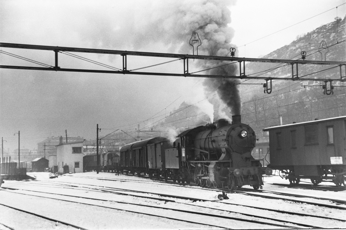 Damplokomotiv type 33a nr. 300 med kipptog på Bergen stasjon.