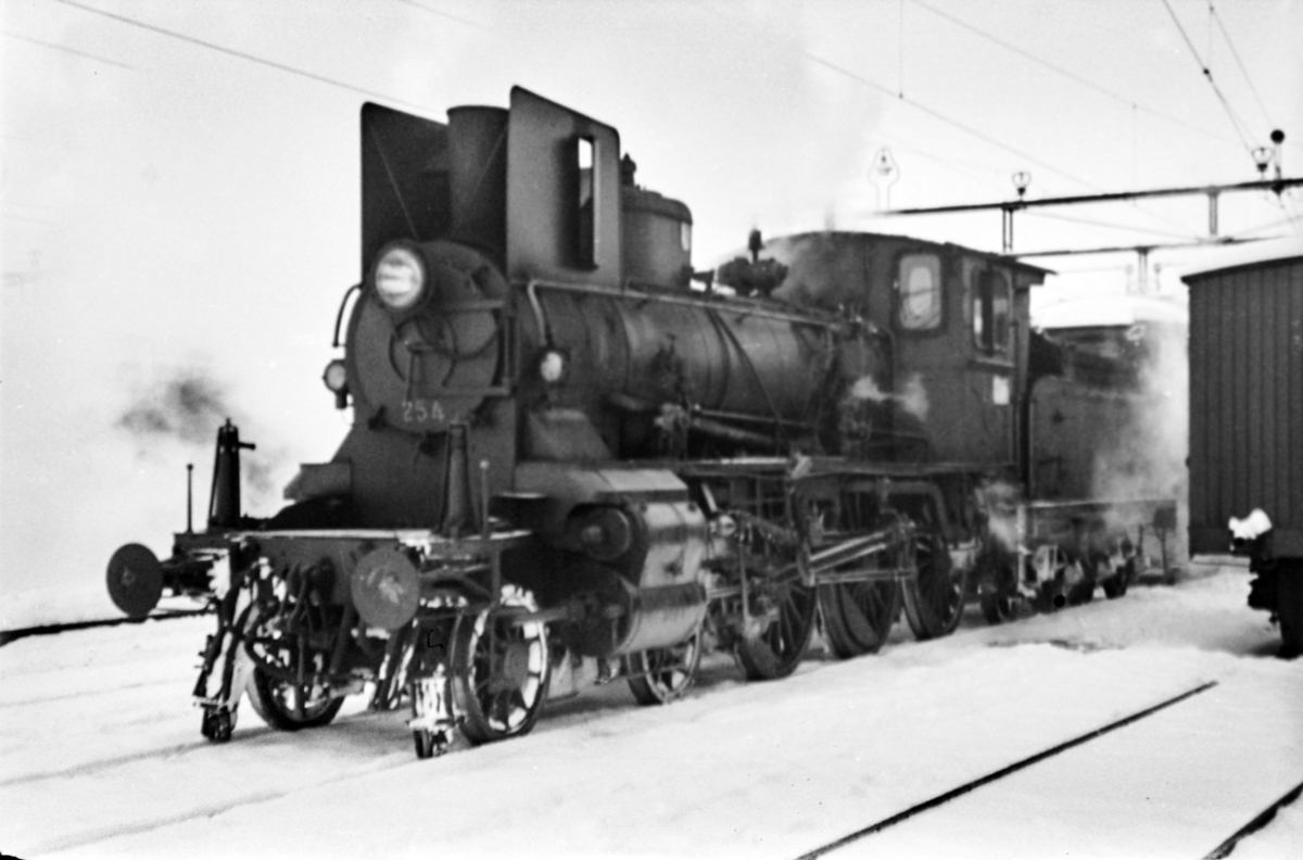 Damplokomotiv type 27a nr. 254 på Hamar stasjon.