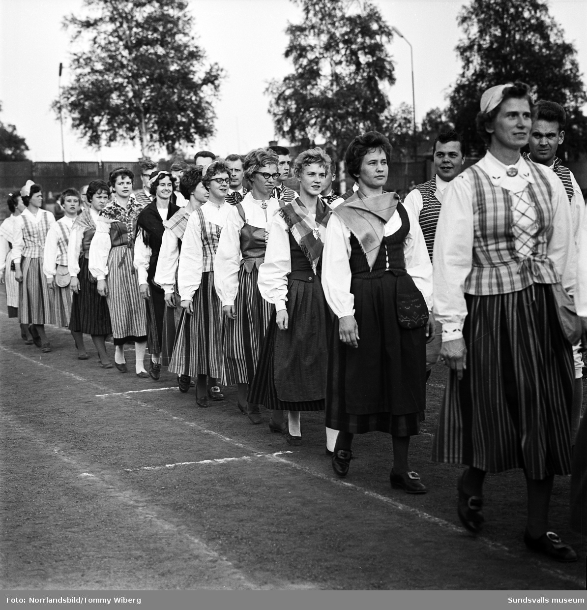 Svenska flaggans dag i Idrottsparken 1961 med bland annat folkdansare, gymnaster, lottor och militärparad.