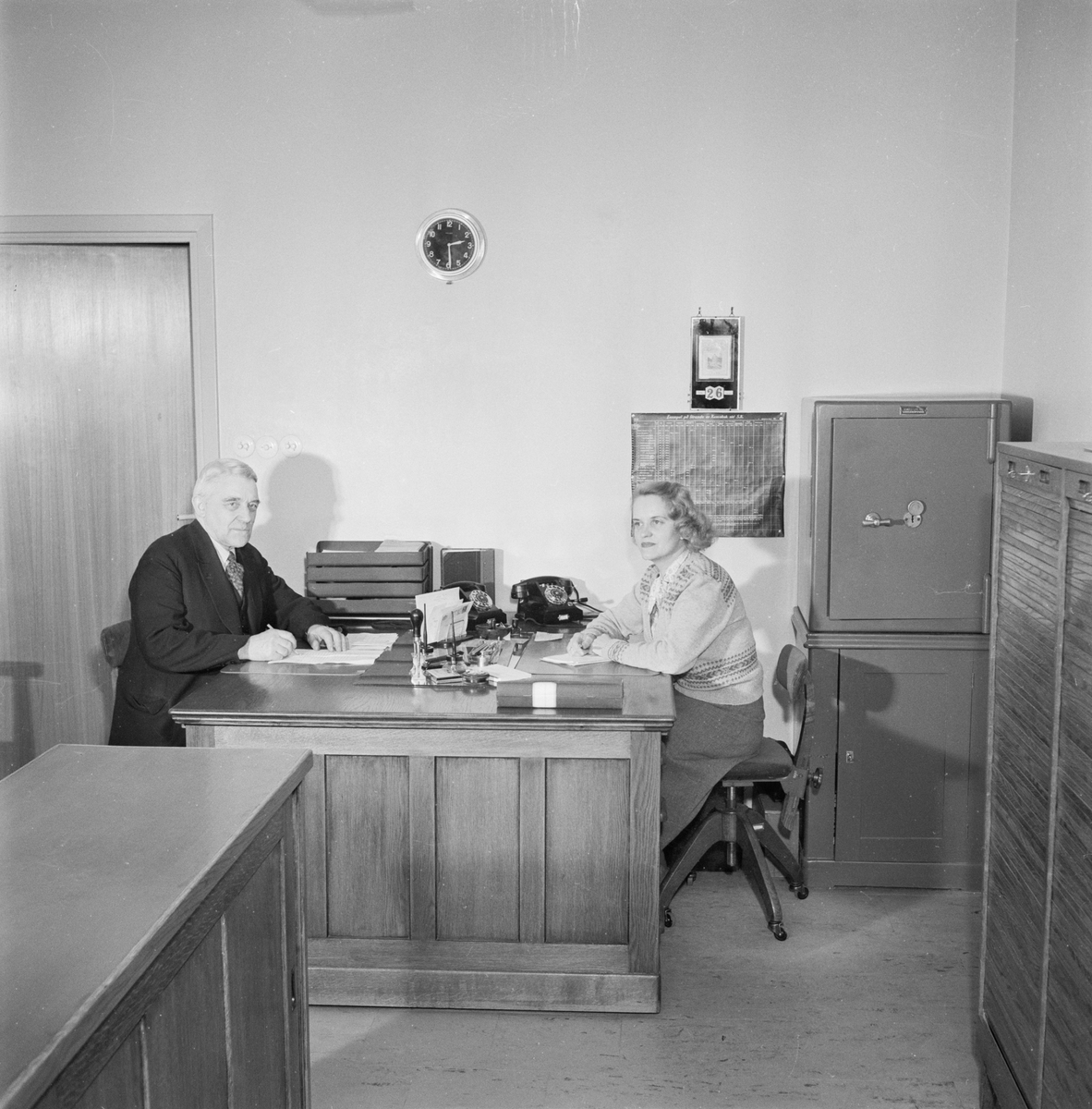 Man och kvinna vid skrivbord, Trygg-Fylgia, Uppsala, mars 1952
