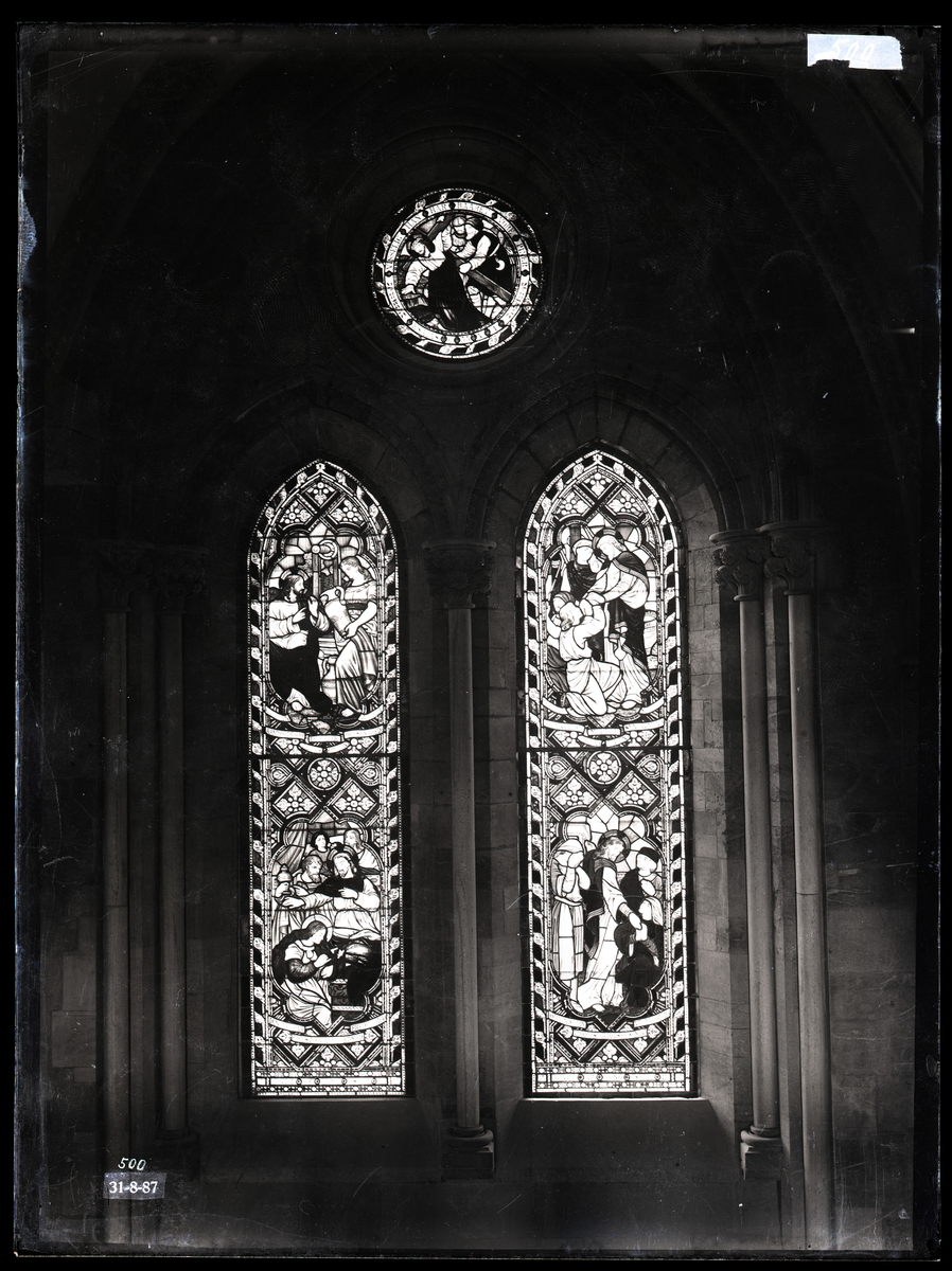 Vindusgruppe i sideskipet i koret i Nidarosdomen. Kong Oscars gave, blant annet glassmaleri fra London (laget 1886). De er senere skiftet ut.