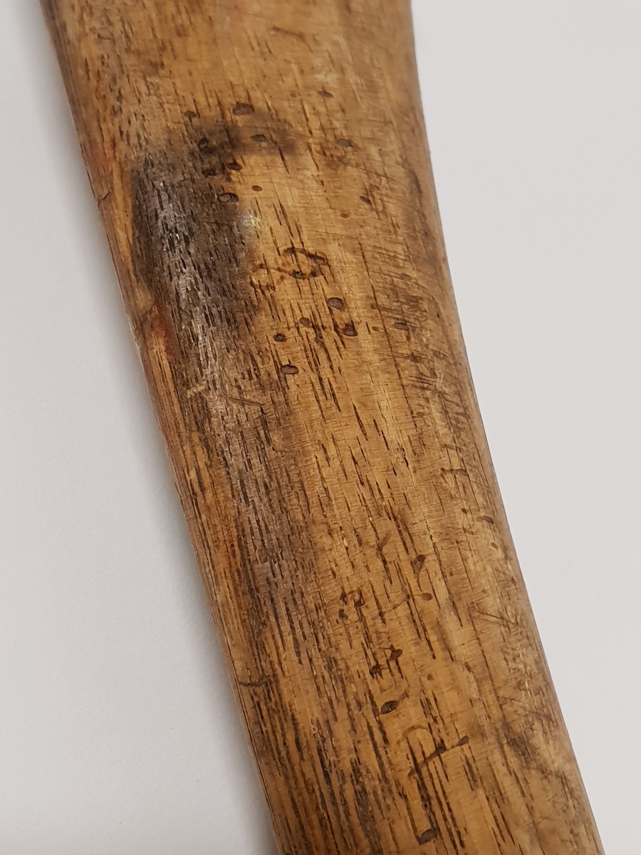 Merkeøks for Norsk Trelast A/SMerkeøksene ble brukt av tømmermålere til merking av tømmer. Tømmermåling var et mannsdominert yrke. 