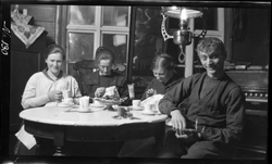 Fire personer rundt et kaffebord på Bjørnå.