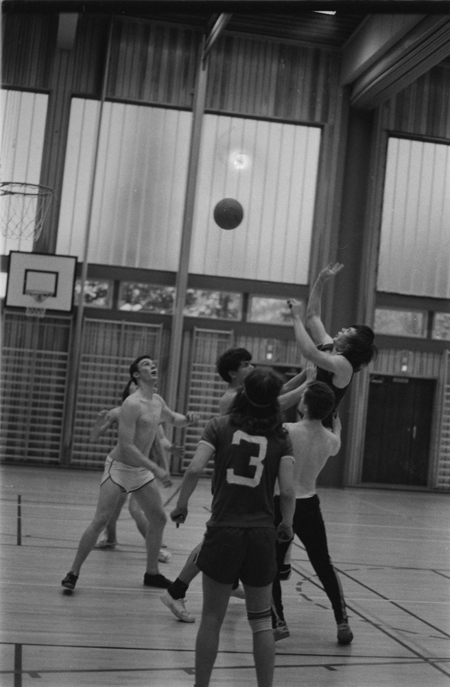 Basketball på Kippermoen mellom Mosjøen og engelske soldater. Kippermoen idrettshall.