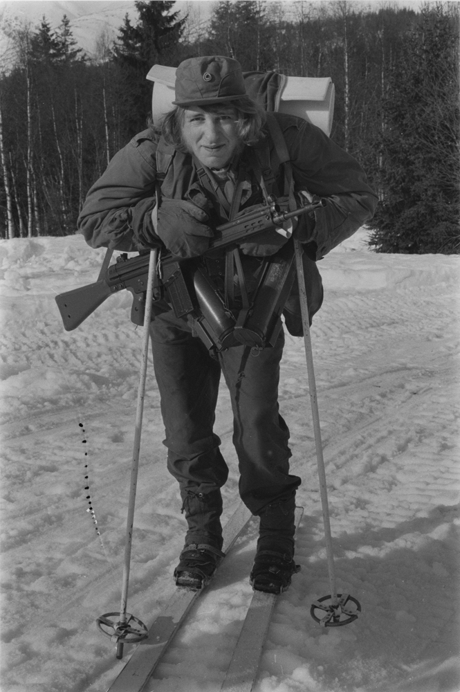 Repetisjonsøvelse på Drevjamoen. 
Soldat Tore Herring (Mosjøen) på ski med sekk og våpen. (AG3)
