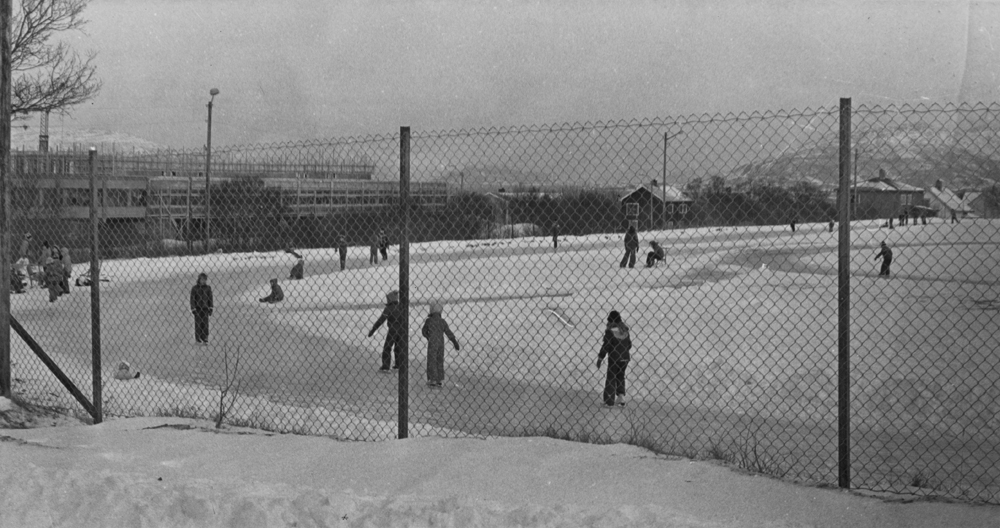 Skøyteis på fotballbanen på Stamnes, mange skøyteløpere.