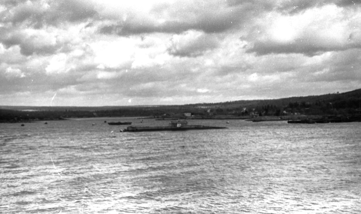 Tysk u-båt. Kystlandskapet ved Halifax i bakgrunnen. Suderøy på vei til fangstfeltet.