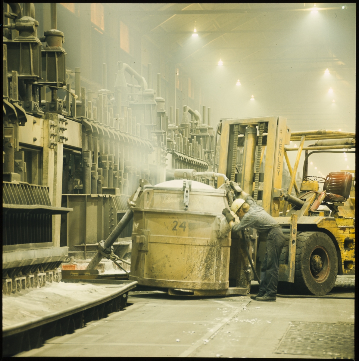 Bilder fra Alnor Aluminium på Karmøy. Det er bilder fra smelteverket, store aluminiumsplater på rull, et verksted, og ulike aluminiumsprodukter.