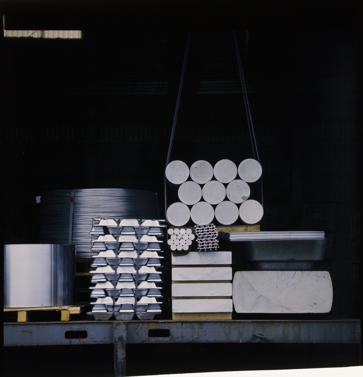 Bilder fra Alnor Aluminium på Karmøy. Det er bilder fra smelteverket, store aluminiumsplater på rull, et verksted, og ulike aluminiumsprodukter.