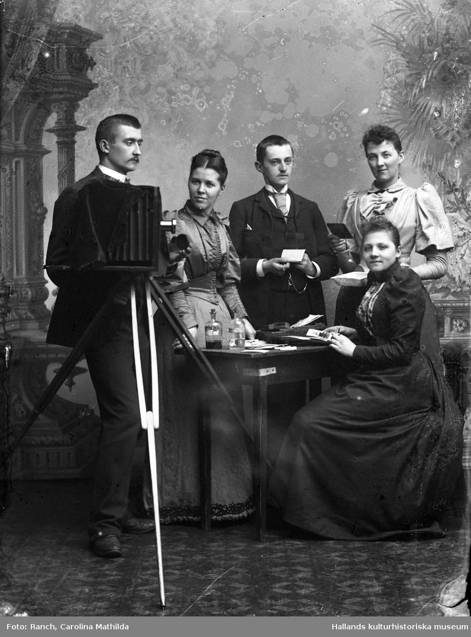 Mathilda Ranch, nr två från vänster, med personal ca 1890. Varberg, kv Bagaren, Prästgatan