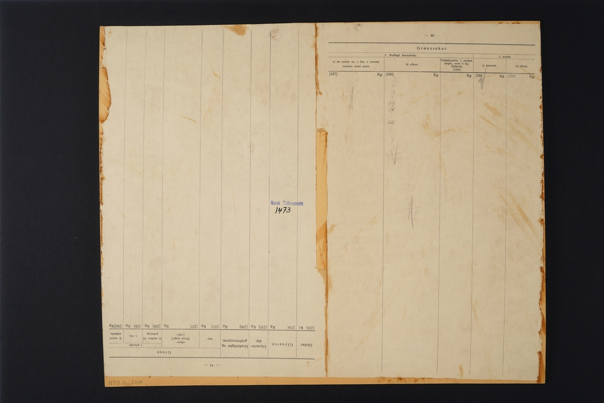 Plansje med tegninger av forslag til lueemblem fra Uniformskomiteen av 1949