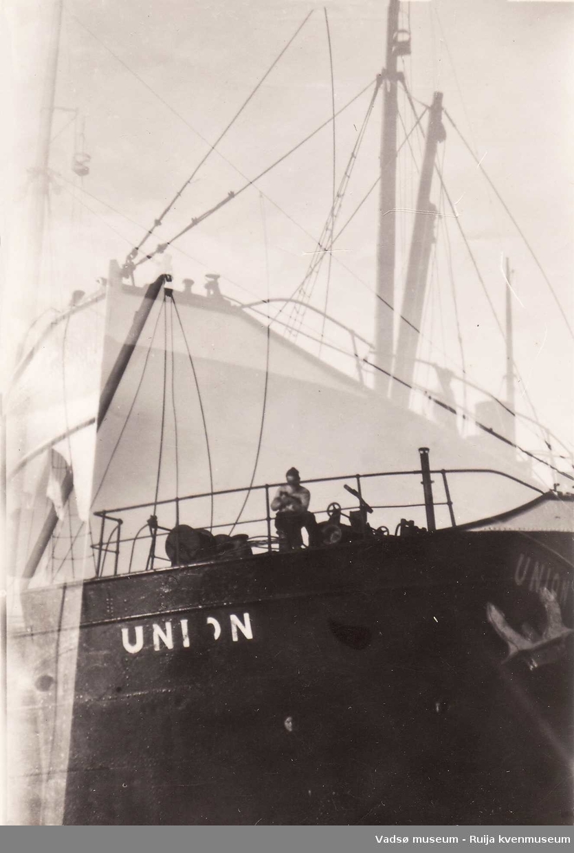 Mann på dekket på båten Union som gikk på grunn i Skallelv 1930-tallet.