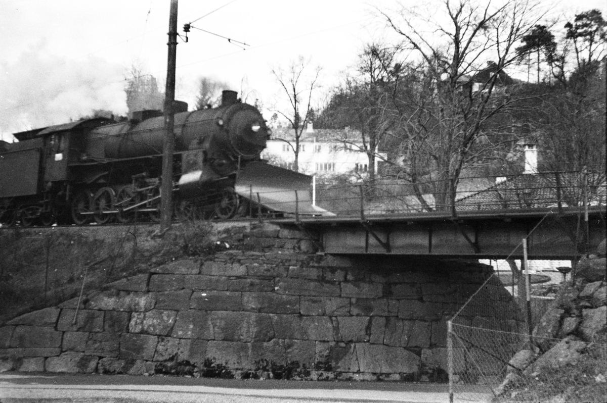 Damplokomotiv type 31b nr. 402 med godstog til Oslo fra Bergen, tog 5506. ved Fjøsanger stasjon.