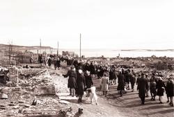 17. mai-tog i Vadsø 1945 med krigsruiner.