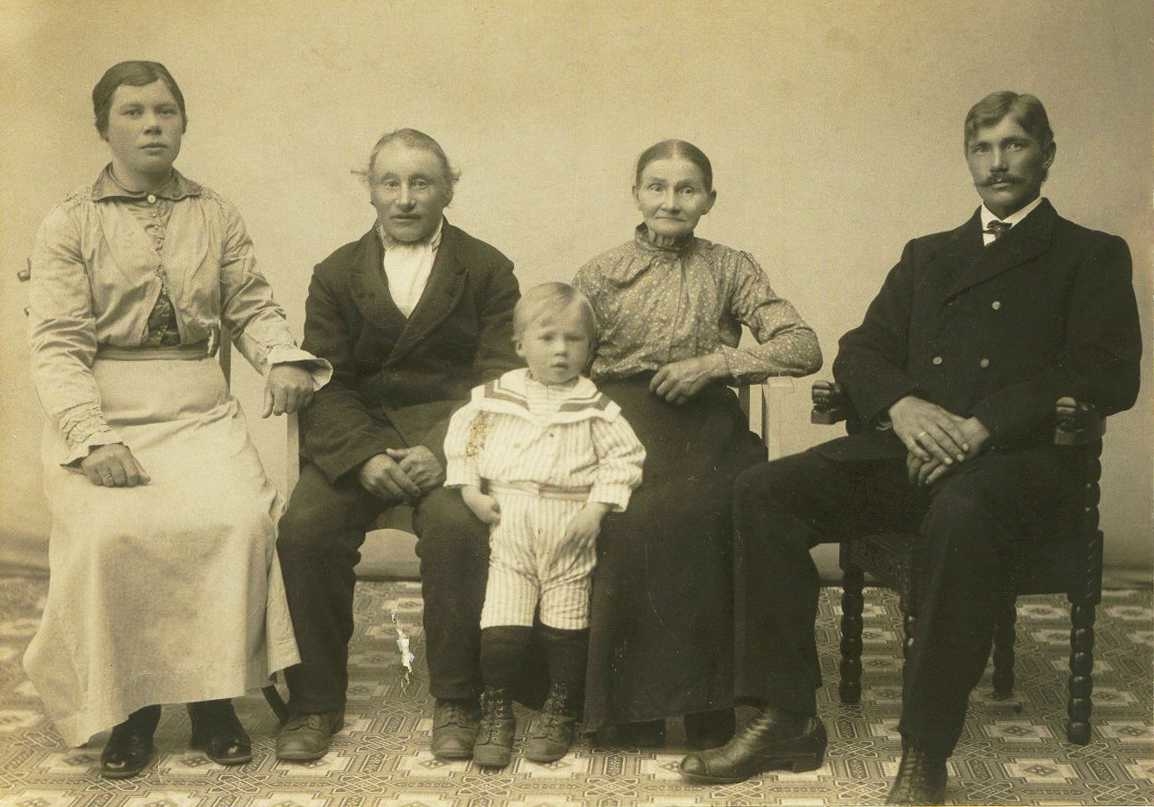 Familiebilde av tre generasjoner i 1917. Besteforeldrene Herman og Lisa Halonen, og foreldrene Hilma og Oskar Hildonen med gutten Georg i matrosdress.