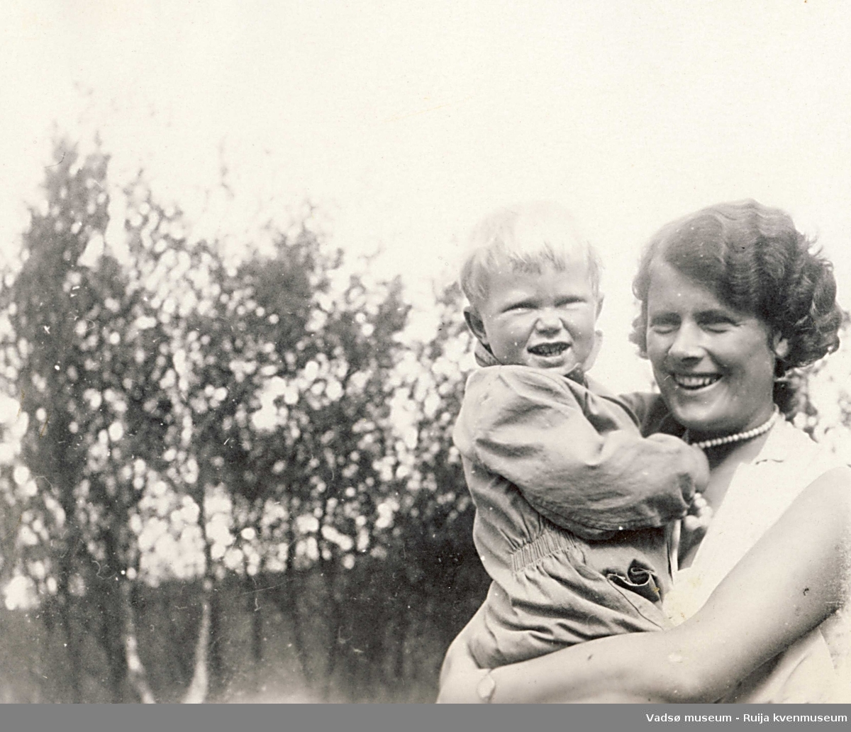 Ba (Esbensen) Nestaas med sønnen Paul på stranda i Andersby 1932.