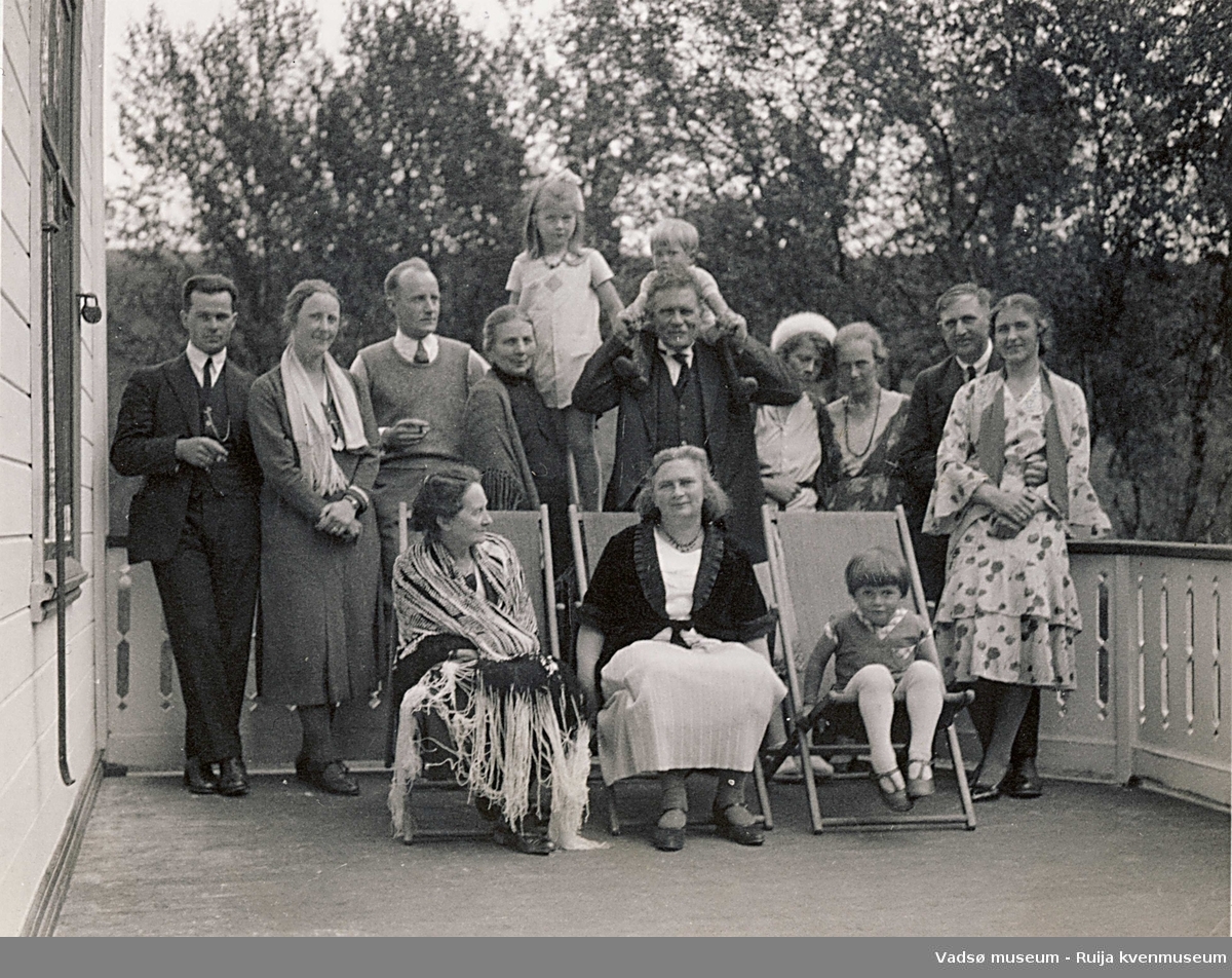 Familien Esbensen, antatt på verandaen på hytta i Jakobselvdalen 1932.