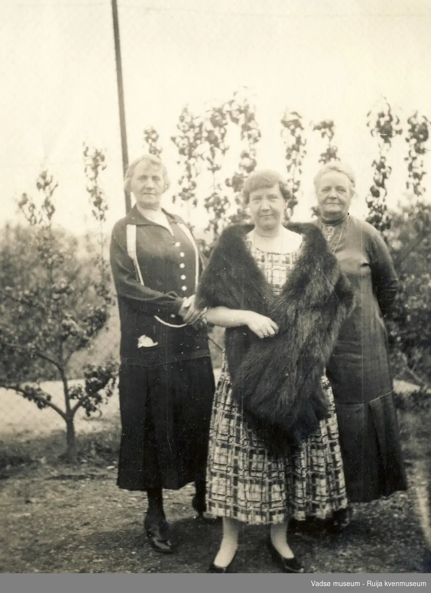Kitta Esbensen med sine søstre Dagny og Alma Olsen i Nice 1926.