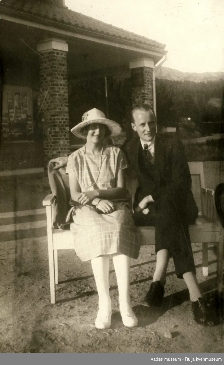 Carl Bramer Esbensen med Aud Johansen i stor hatt i 1925.
