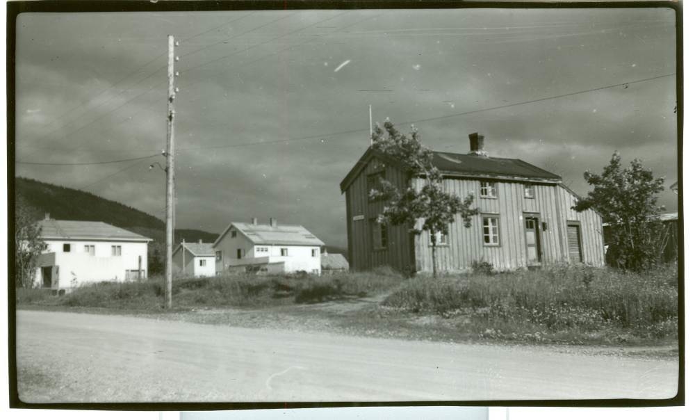 Huset som stod på hjørnet mellom Rådhusgata og Fearnleys gate. Før televerket ble bygd.