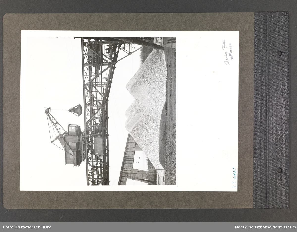 Fotoalbum med 52 sider og 53 innlimte fotografier fra Norsk Hydro på Herøya.