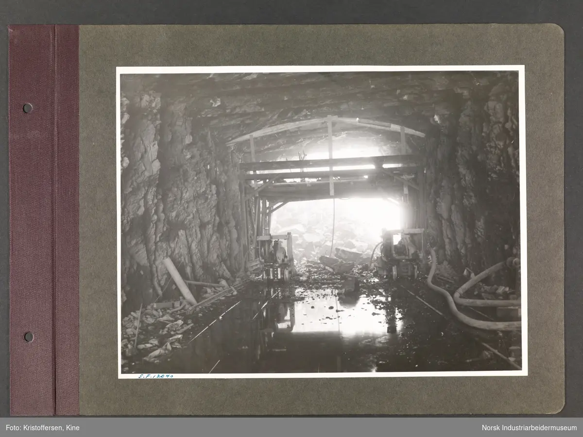 Fotoalbum med 48 sider og 56 innlimte fotografier fra Norsk Hydro på Herøya.