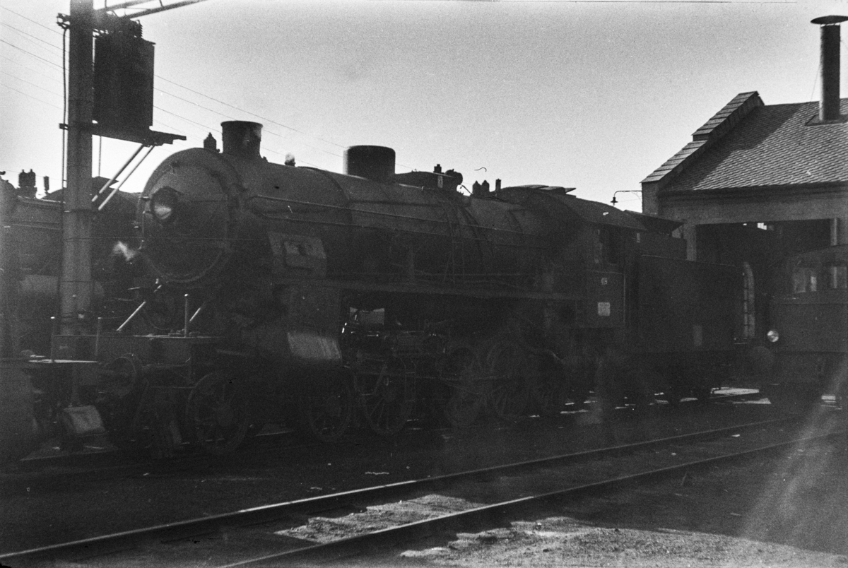 Publiseres ikke. Samme motiv som UHB-003_1528
Damplokomotiv type 31b nr. 419 utenfor lokomotivstallen på Bergen stasjon.