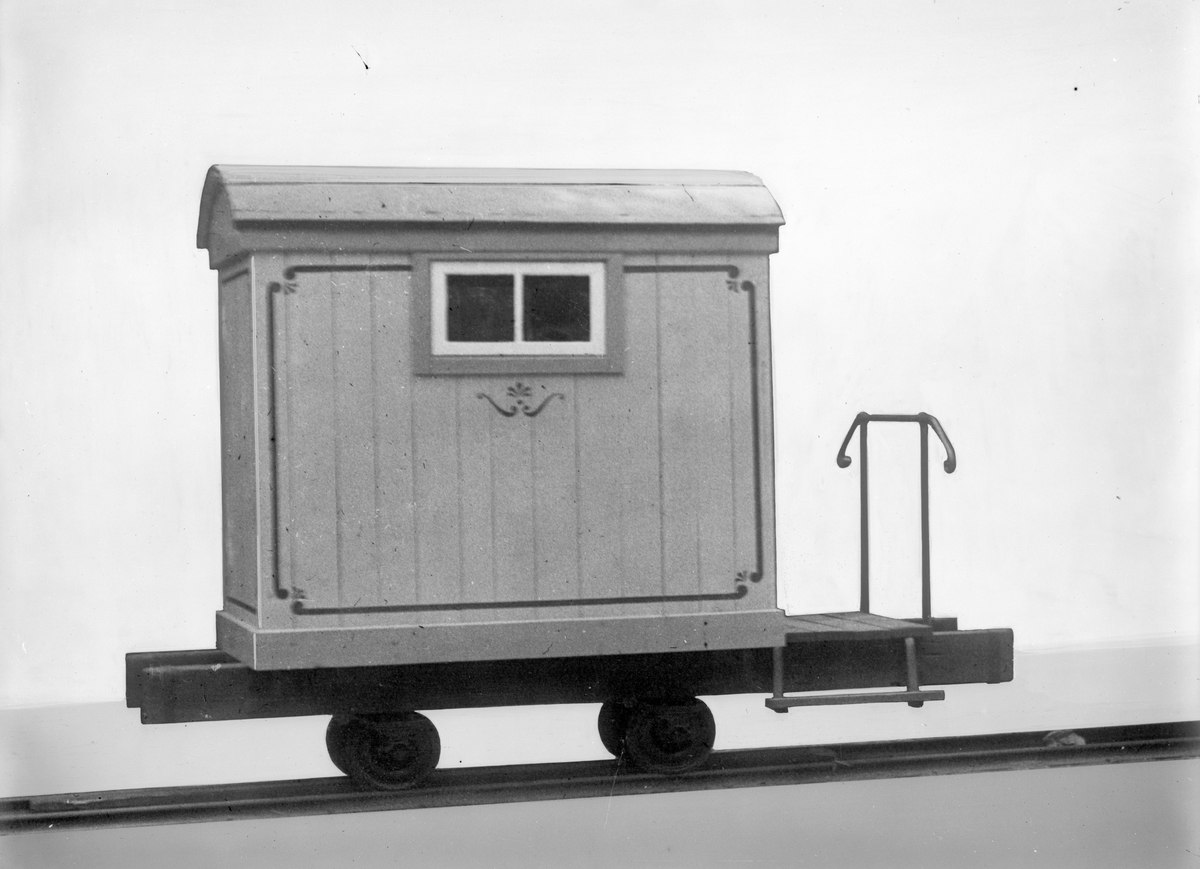 Täckt smalspårig personvagn från Kroppa järnväg med liten plattform med räcke i ena änden. Rekonstruktion av vagn från 1854. Vissa delar är original. Spårvidd ca 690 mm.