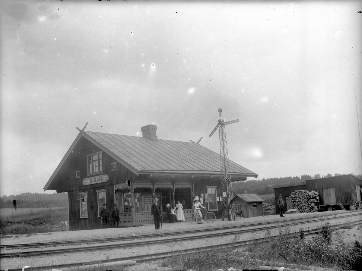 T semafor
Hållplats anlagd 1895. Liten envånings stationsbyggnad i trä. Expeditionslokalerna och bostadslägenheten renoverades 1949