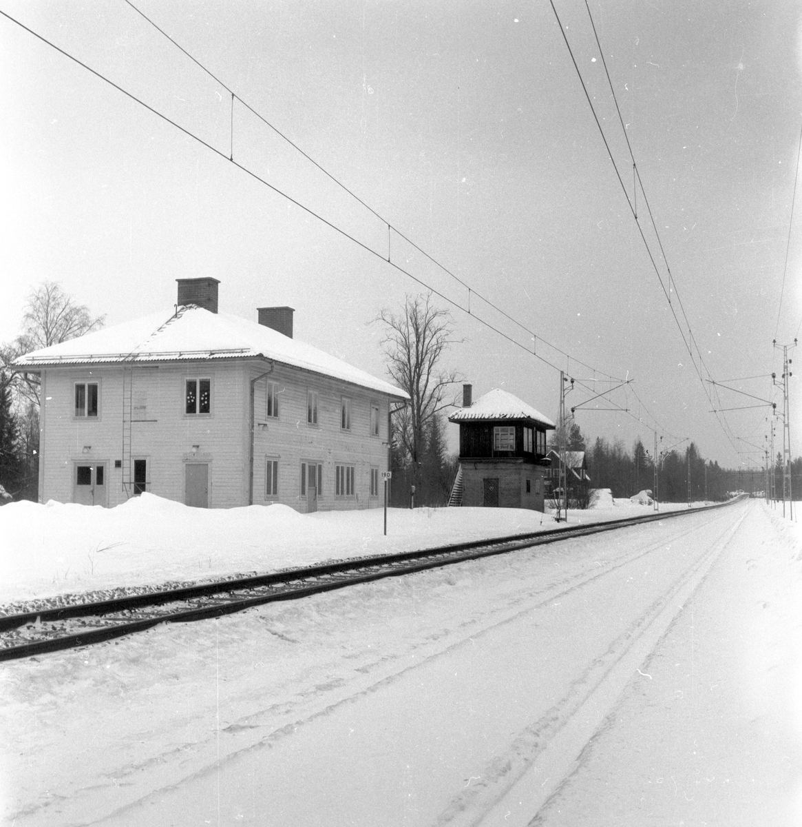 Järnvägsstationen i byvalla, bortom stationshuset syns ställverkshuset.