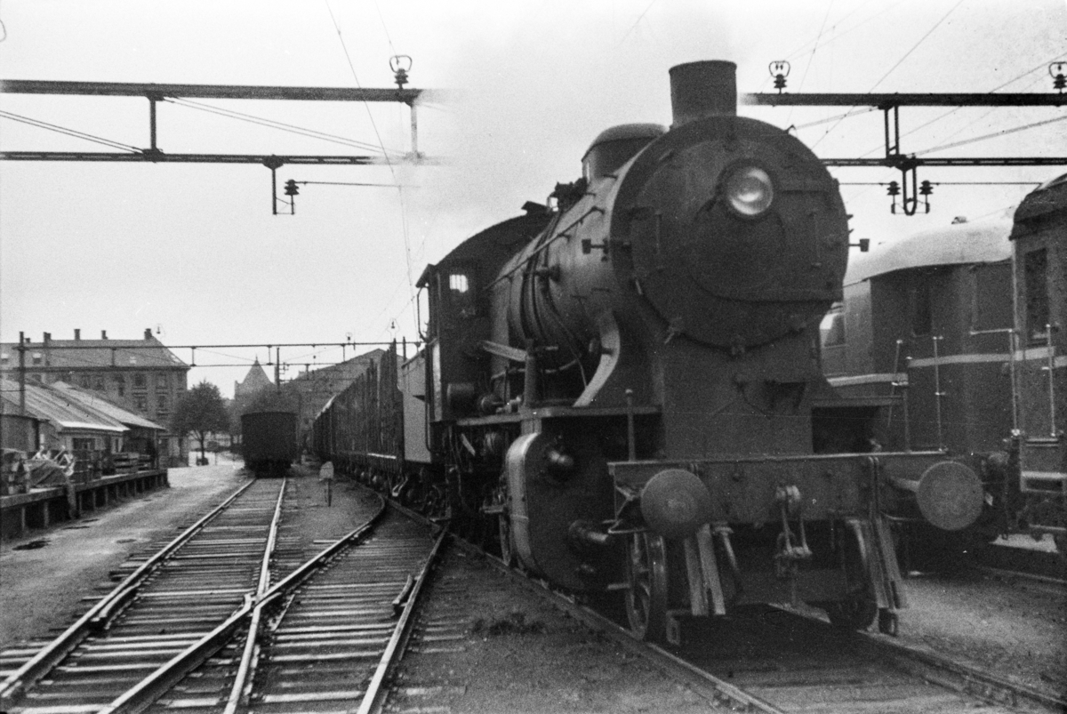 Damplokomotiv type 33a nr. 300 foran godstog til Oslo, tog 5506, på Bergen stasjon. .