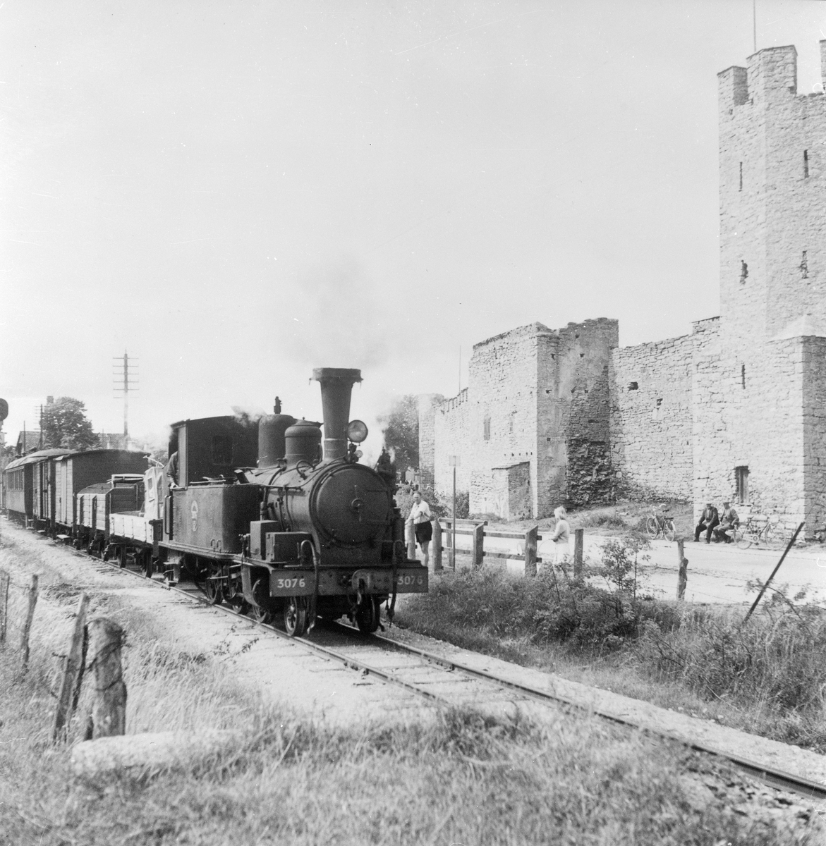 Statens Järnvägar, SJ K3p 3076 vid ringmuren. Loket ägdes av SJ under perioden 1948-1952. Det blev skrotad 1952. Första ägaren var Gotlands Järnvägar och loket hette då lok nummer 5 ”Roma”. Loket tillverkades 1894 vid Nydqvist & Holm AB, Trollhättan.