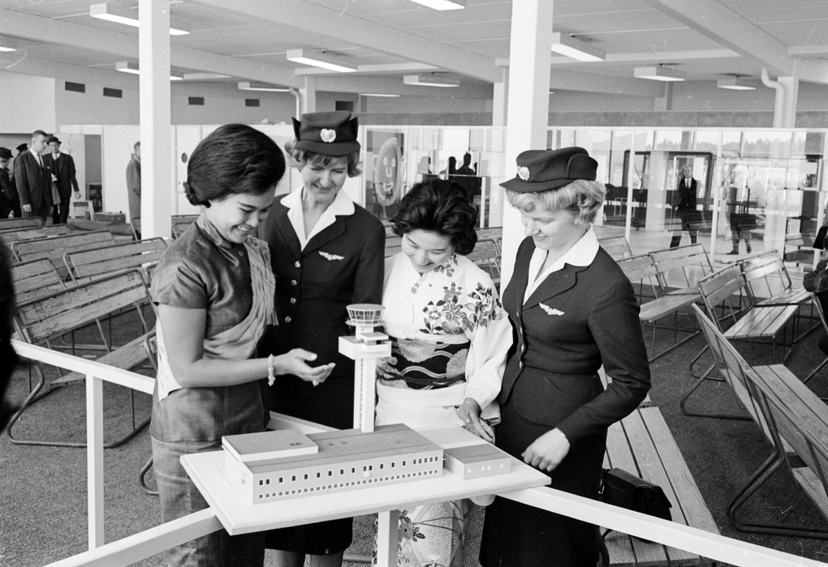 SAS-terminalen vid Haga, pressvisning. Arlanda flygplats, pressvisning. Flygledartorn. Flygvärdinna