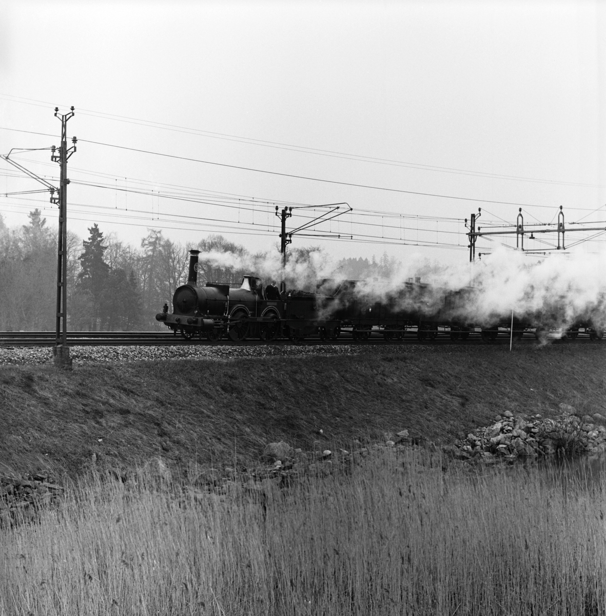 Historiska tågets resa från Stockholm till Göteborg för invigningen av Tåg 62. Sträckan Flen-Katrineholm. SJ B 3 "Prins August". KHJ CD 13. SJ C 182. SJ AB 289
