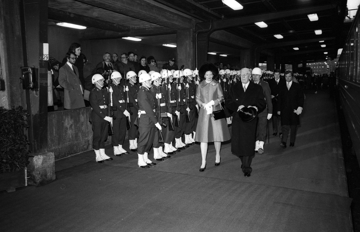 Drottning Margrethe II av Danmark ankommer Centralstationen. Vid hennes sida kung Gustaf VI Adolf