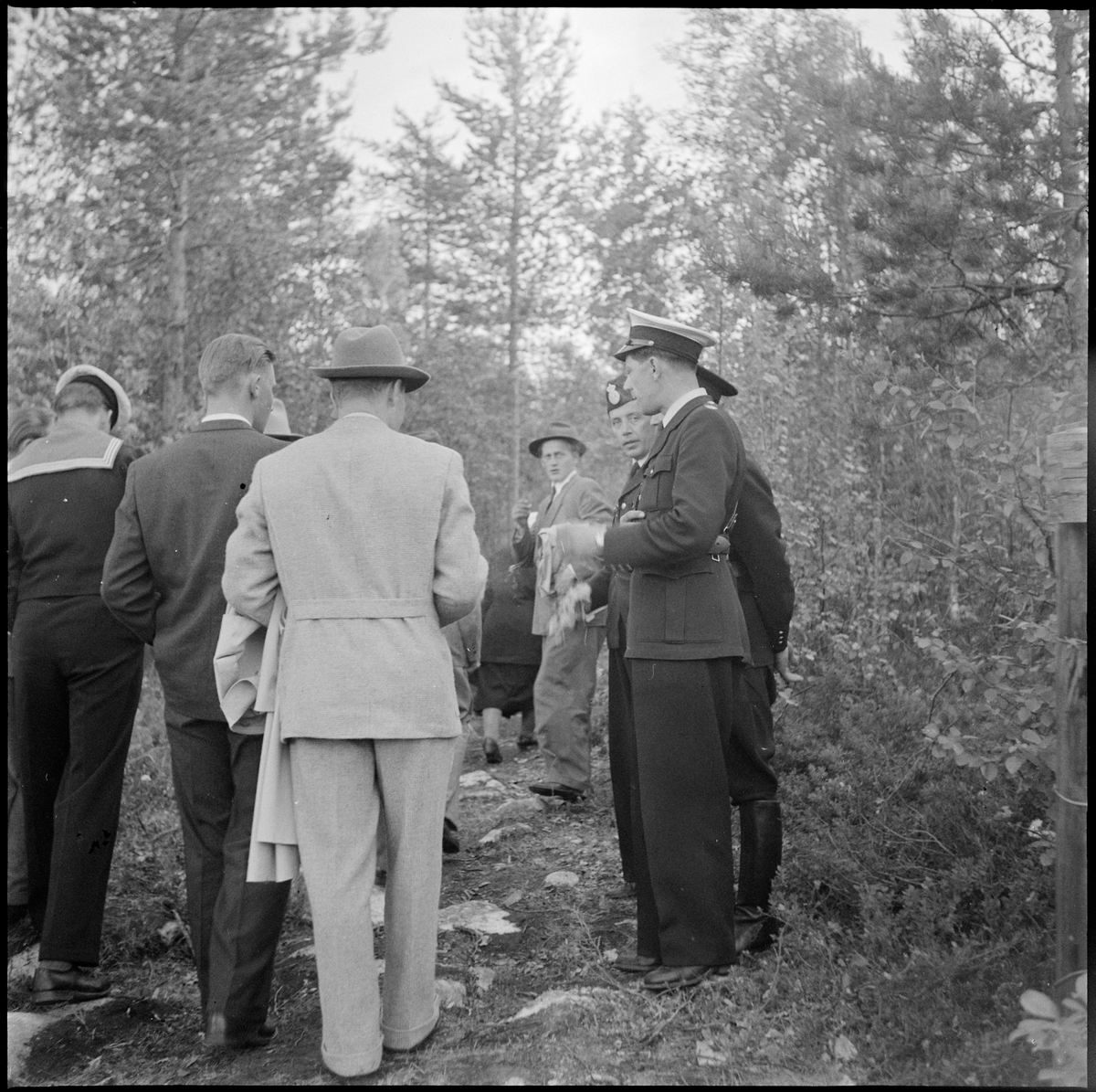 Några passagerare längs den gångstig som gick från järnvägen upp till Luppioberget  söder om Övertorneå.