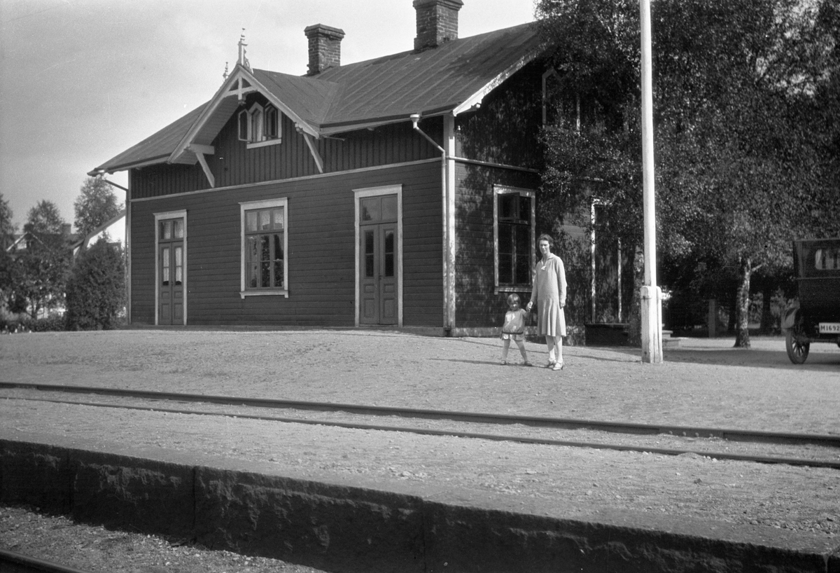 Hökön stations gamla stationshus. Ett nytt stationshus hade byggts redan 1919 och låg strax till höger utanför bilden.