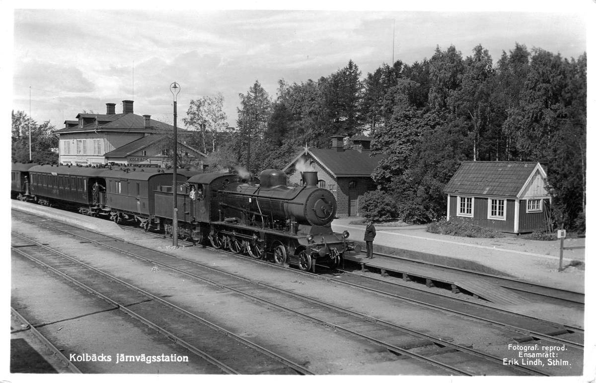 Järnvägsstation i Kolbäck. Stationshus i trä från 1875.
Vid järnvägsspåret mellan Västerås och Köping
Eldrift på denna bandel kom 1947.
Stockholm - Västerås - Bergslagen Järnväg, SWB H3 71