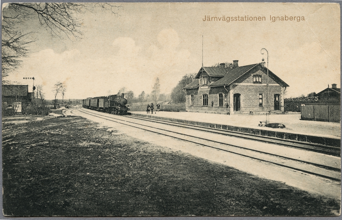 Ignaberga station med persontåg.