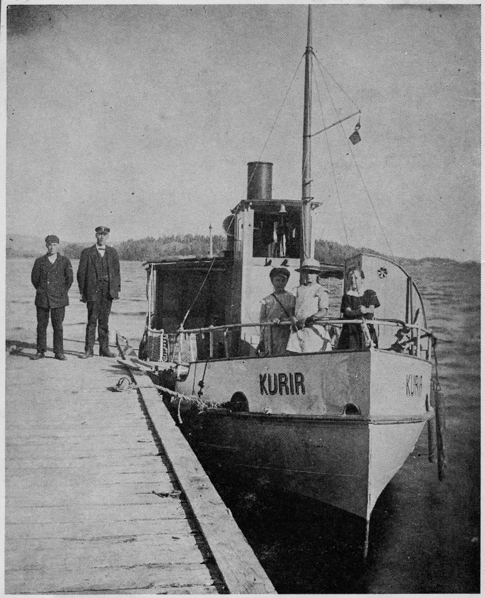 Eldare Forsberg och Kapten Eldh uppställda vid "Kurir" som ligger förankrad vid Storsjö brygga.