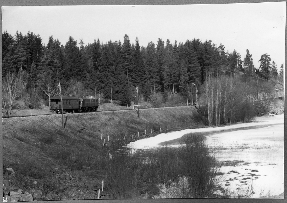 Sista smalspårståget på infart till Storsjö 1963.